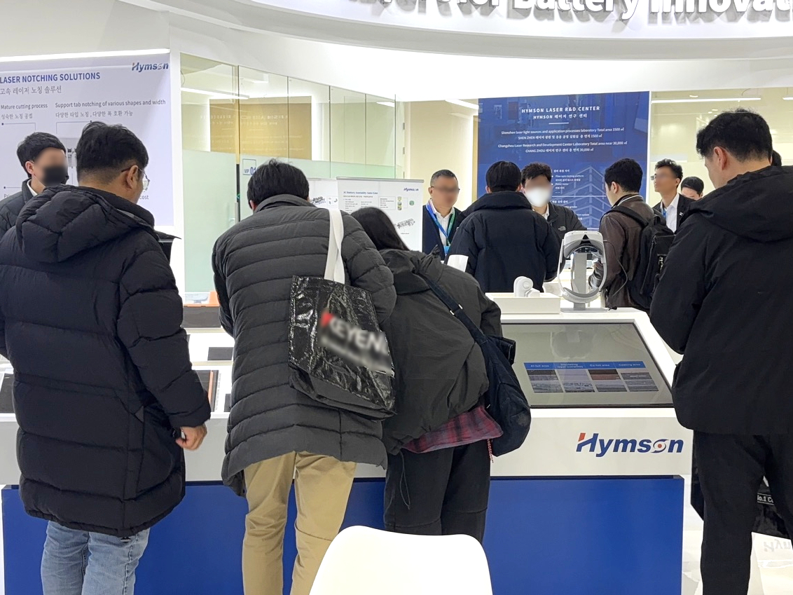 5、SVG-展柜參觀3.jpg