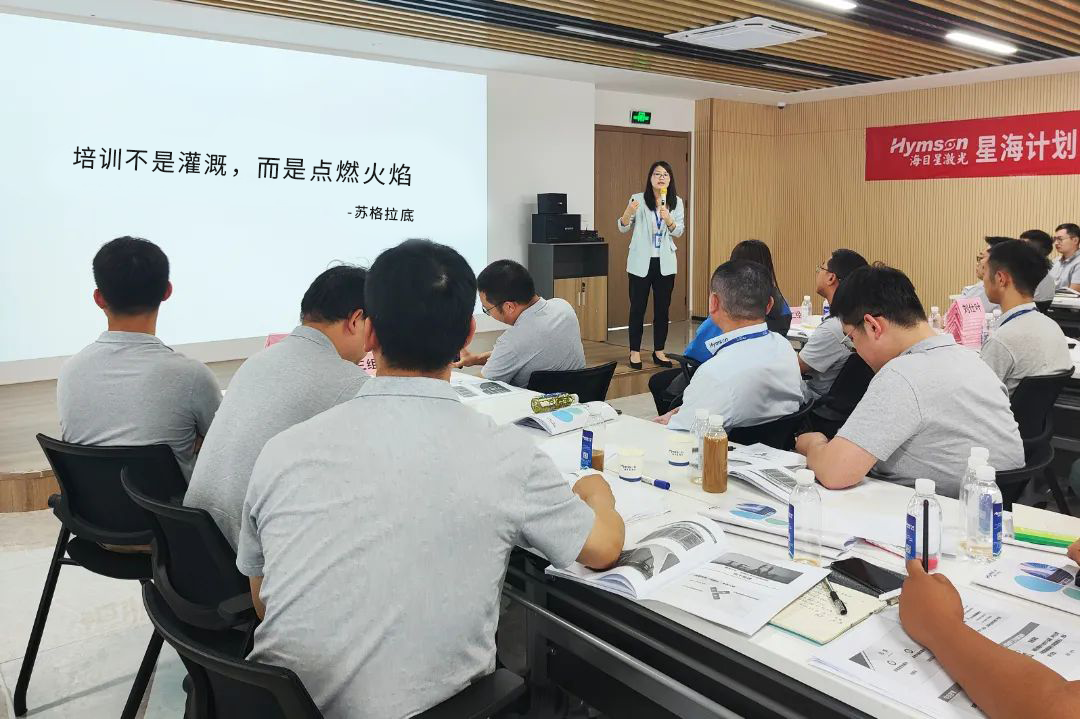 賀老師講課.jpg